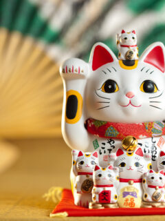 japanese happy cat statue