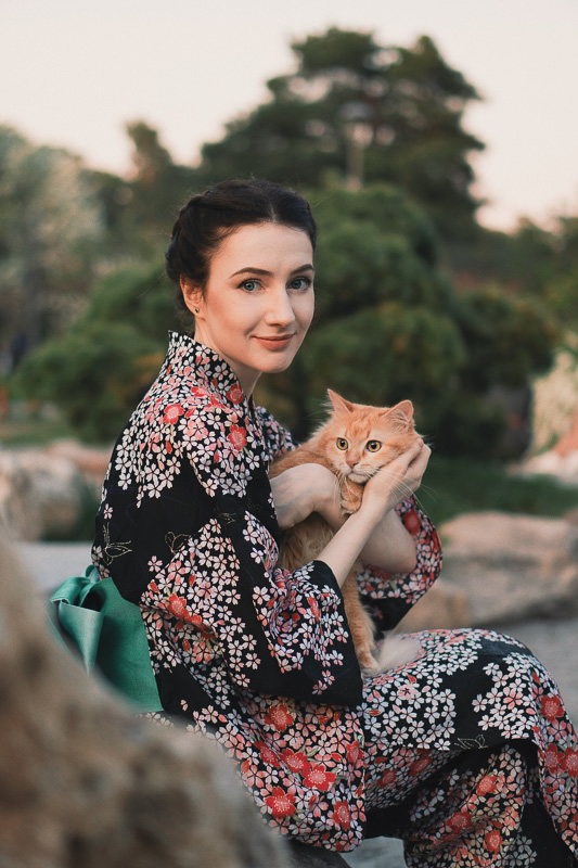 13 Japanese Cat Names Inspired by Coloring, Anime and More 6 woman in kimono with ginger cat